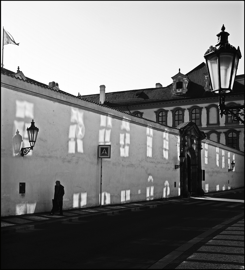photo "Улица и отражения света" tags: black&white, architecture, Prag Prague Praha