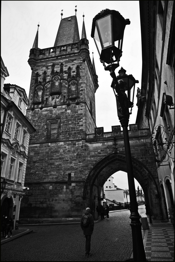 photo "Башня, ворота и фонари" tags: black&white, architecture, Prag Prague Praha