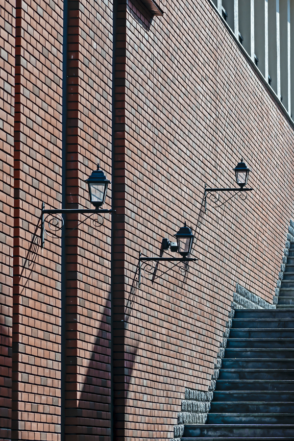 photo "***" tags: architecture, street, вертикали, кирпичная стена, контрасты, уличные светильники под старин