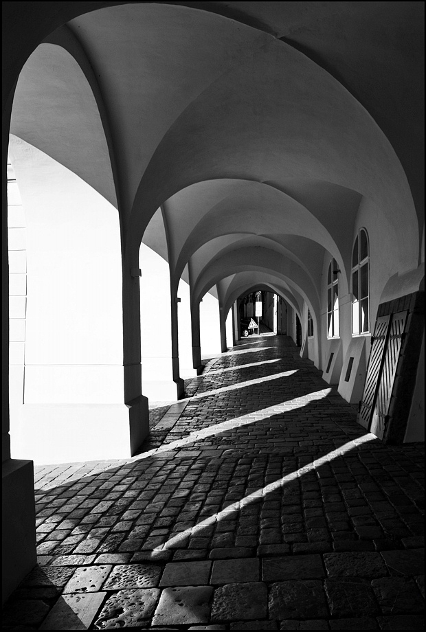 photo "Свет и тени в аркаде" tags: black&white, architecture, Prag Prague Praha
