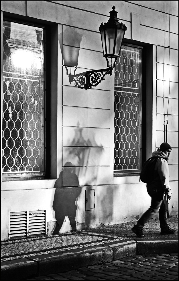 photo "Фонарь, окна и человек" tags: black&white, architecture, Prag Prague Praha