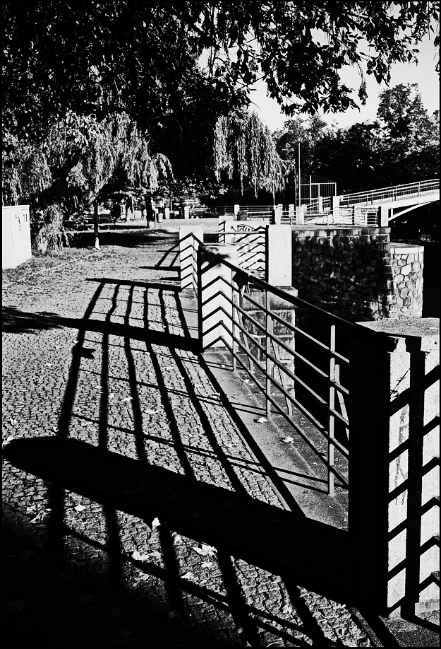photo "Тени на набережной" tags: black&white, architecture, Prag Prague Praha