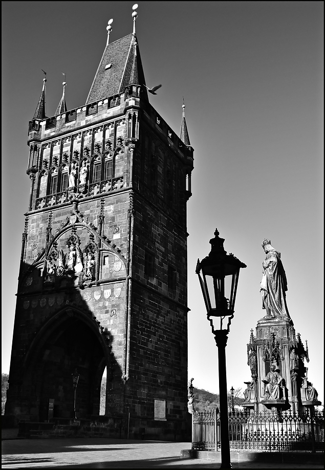 photo "Башня, фонарь и статуя" tags: black&white, architecture, Prag Prague Praha