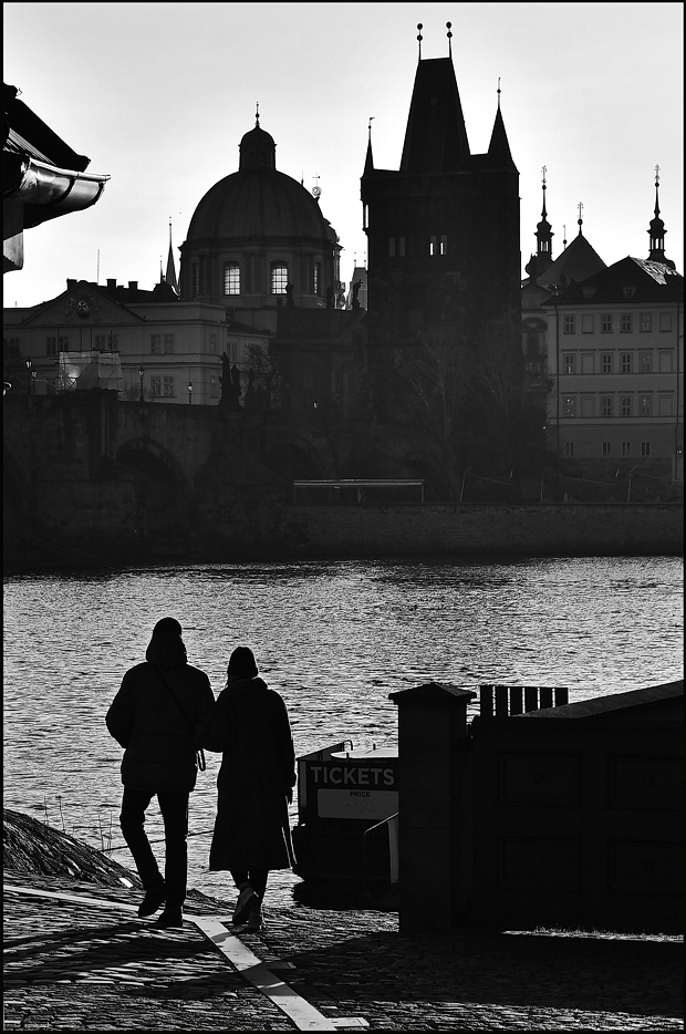 фото "Пара у Влтавы" метки: черно-белые, архитектура, Prag Prague Praha