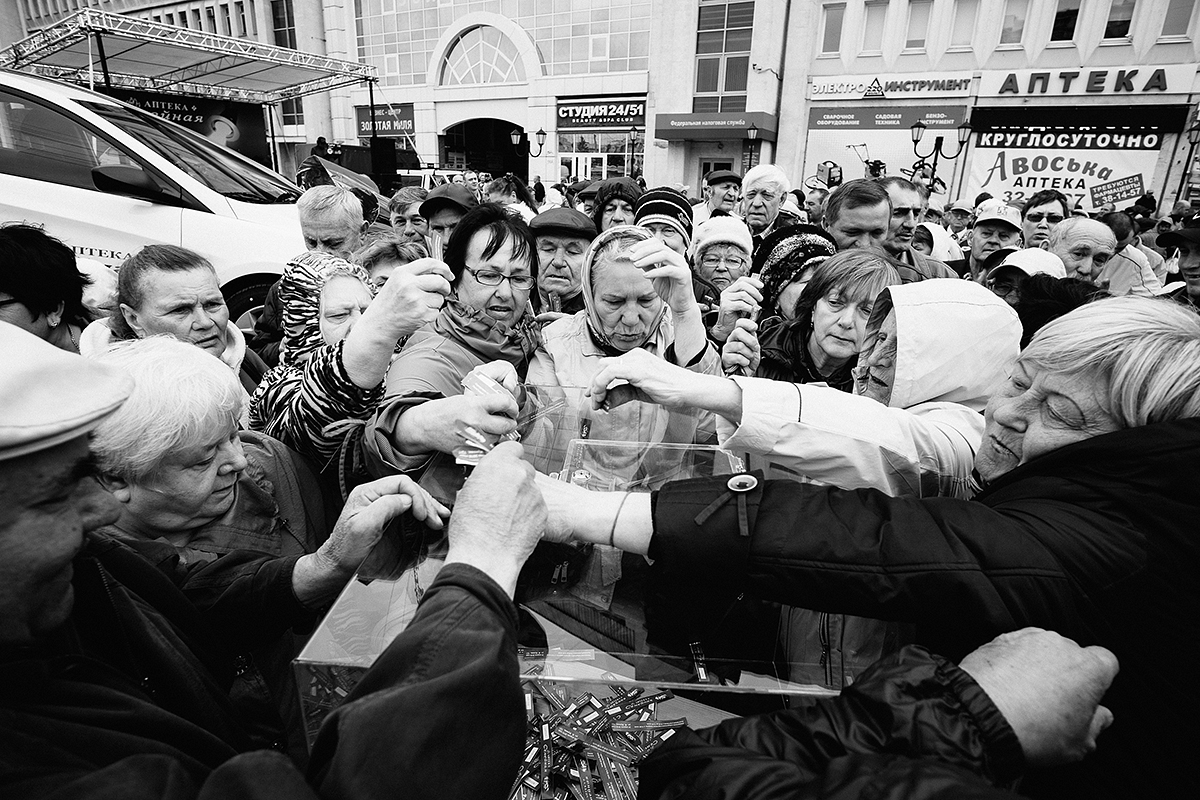 photo ""The Lottery"" tags: reporting, black&white, people, street, лица, лотерея, массовость, надежда, напряжение, очередь, повседневность, розыгрыш, социальная фотография, суета, сцена из жизни, толпа, уличная фотография, чёрно-белое, эмоции