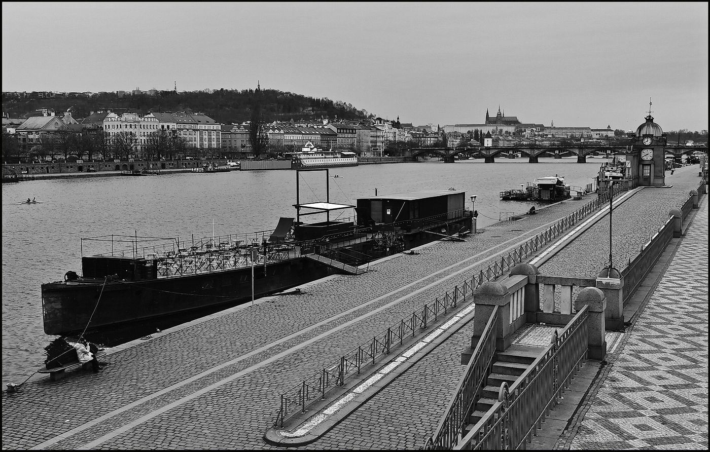 photo "Вид с набережной-2" tags: black&white, architecture, Prag Prague Praha