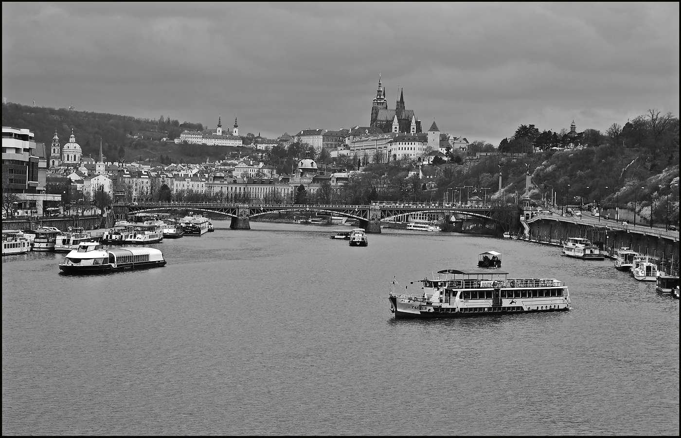 photo "Вид с моста-7" tags: black&white, architecture, Prag Prague Praha
