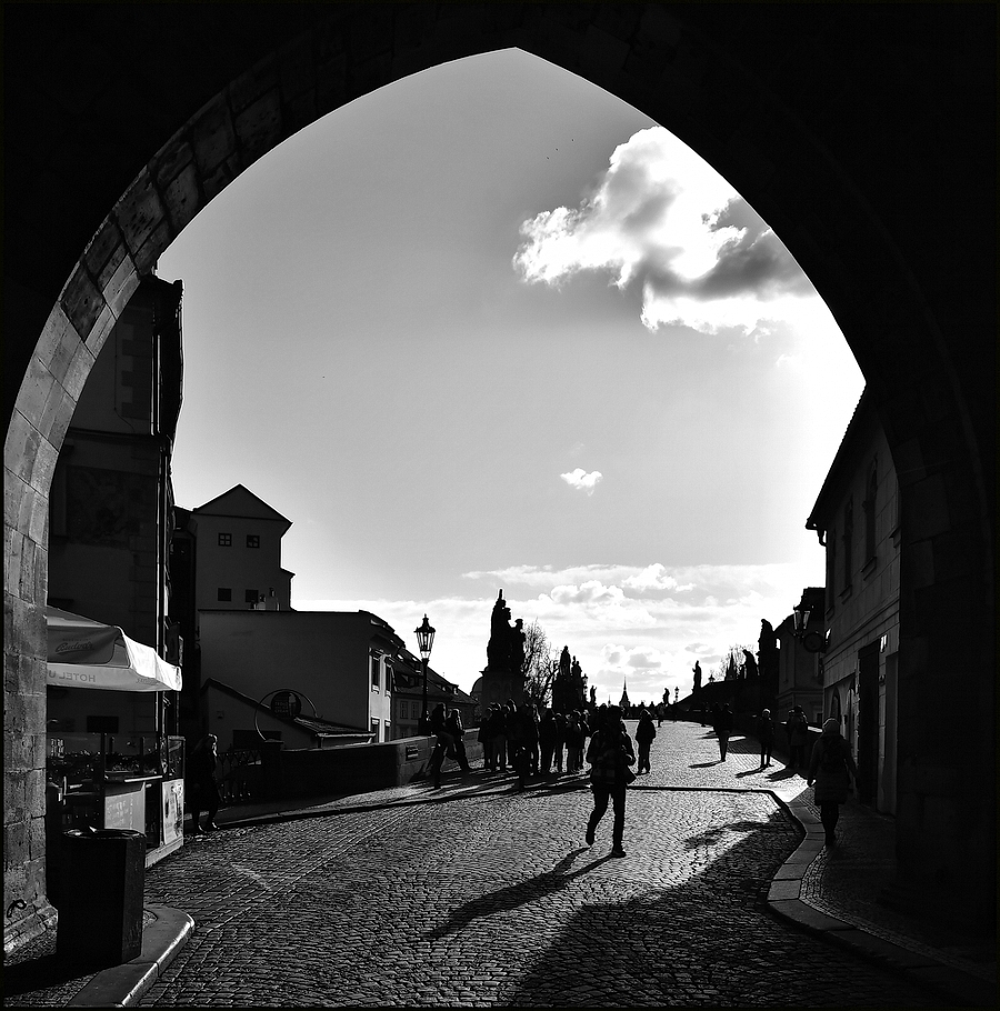 фото "Ворота и люди" метки: черно-белые, архитектура, Prag Prague Praha