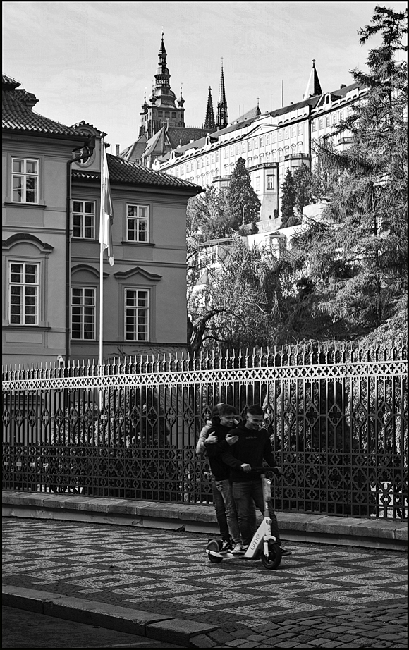 photo "Пражский Град и люди на самокате" tags: black&white, architecture, Prag Prague Praha