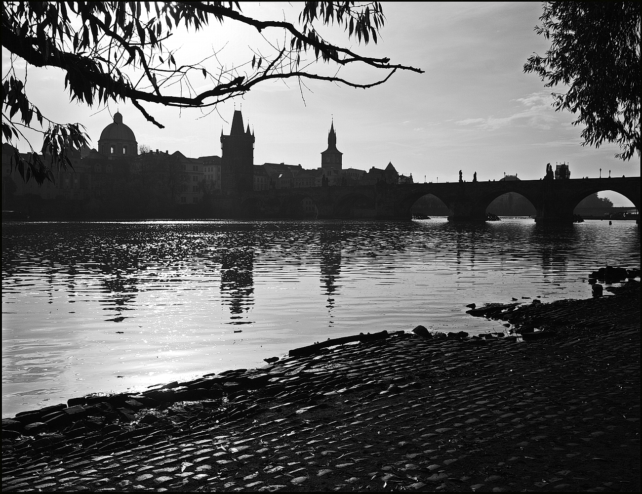 photo "Утро у реки Влтавы" tags: black&white, architecture, Prag Prague Praha