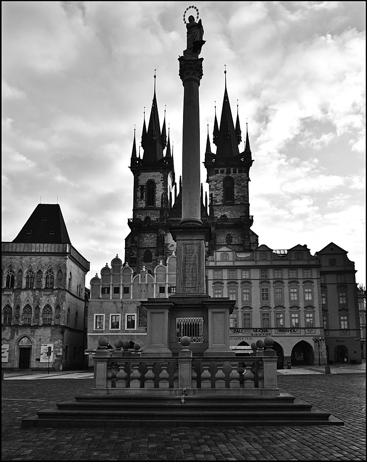 photo "Башни, дома и Маринский столп" tags: black&white, architecture, Prag Prague Praha