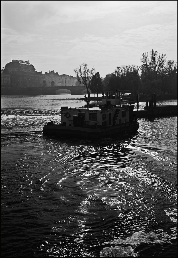 фото "Судно на Влтаве" метки: черно-белые, архитектура, Prag Prague Praha