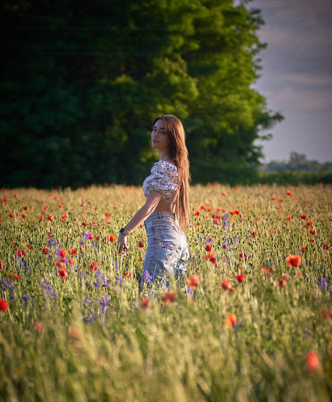 photo "***" tags: portrait, nature, evening, flowers, girl, meadow, spring, sunset, красные маки, маки, модель, настроение, портрет девушка, цветение
