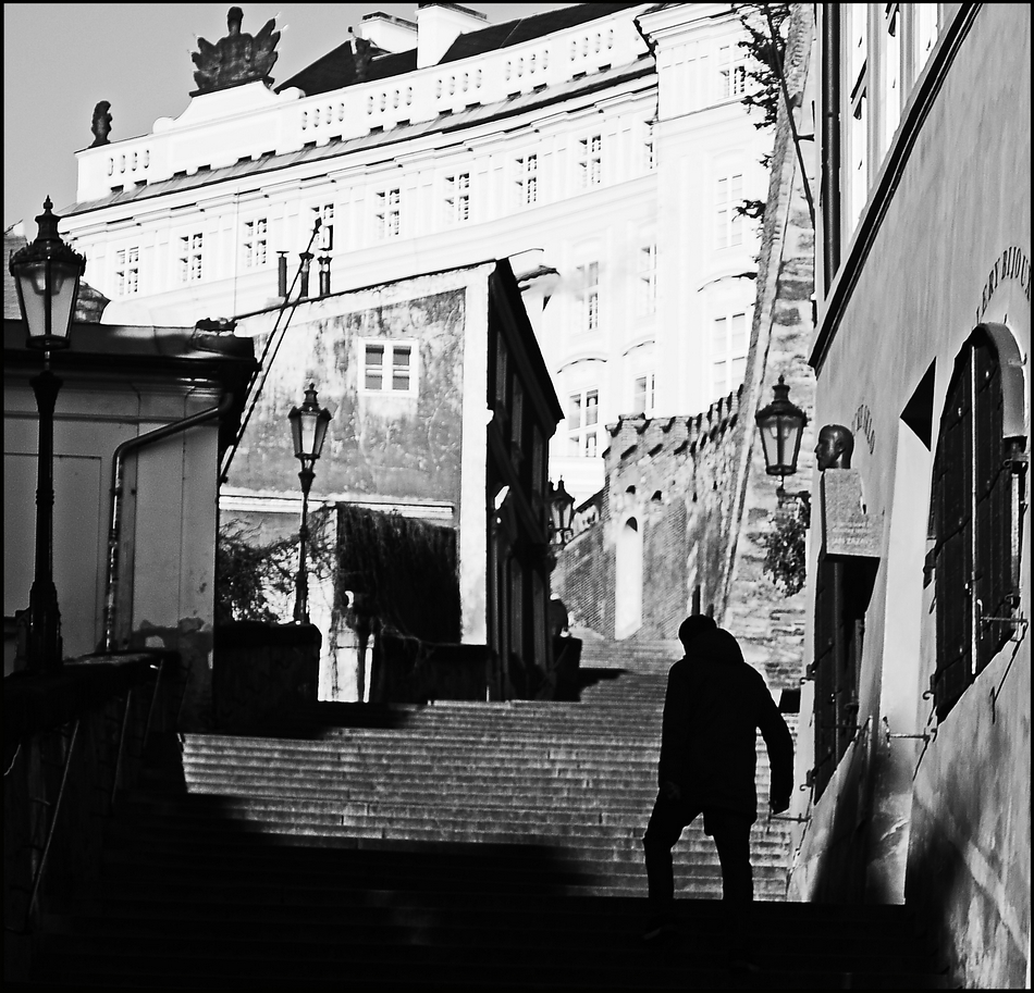 photo "Лестница и фигура" tags: black&white, architecture, Prag Prague Praha