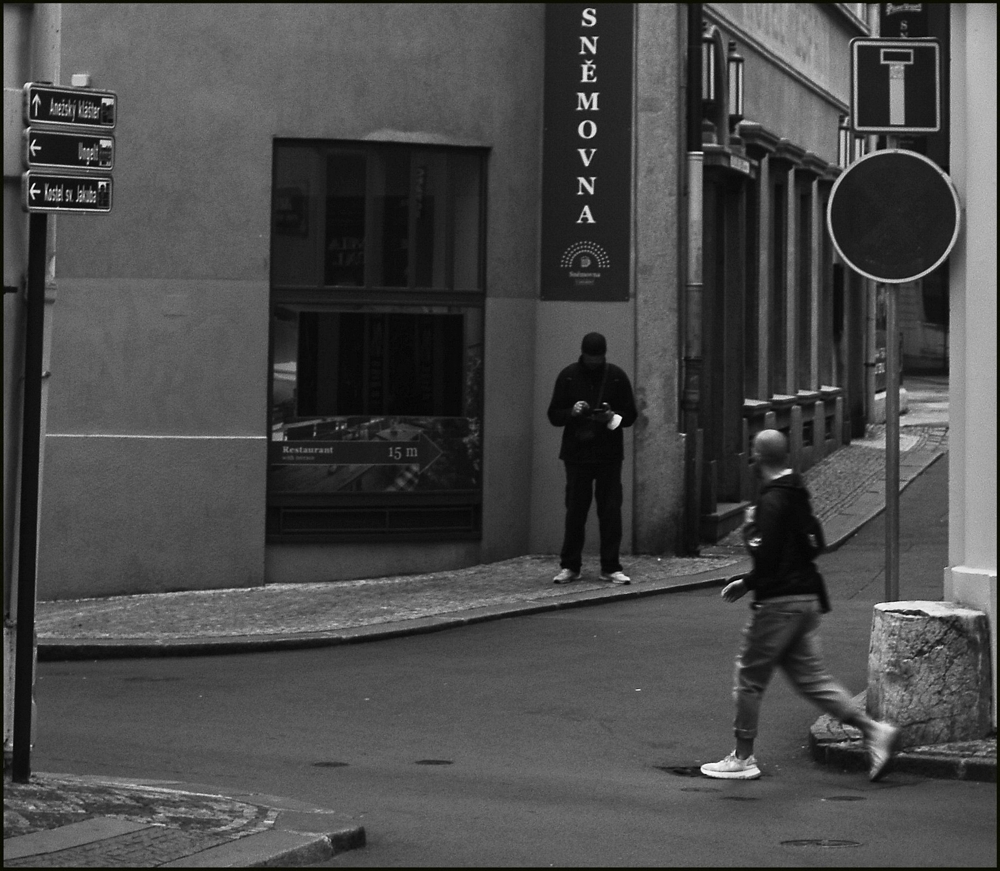 photo "Угол улицы и люди" tags: black&white, architecture, Prag Prague Praha