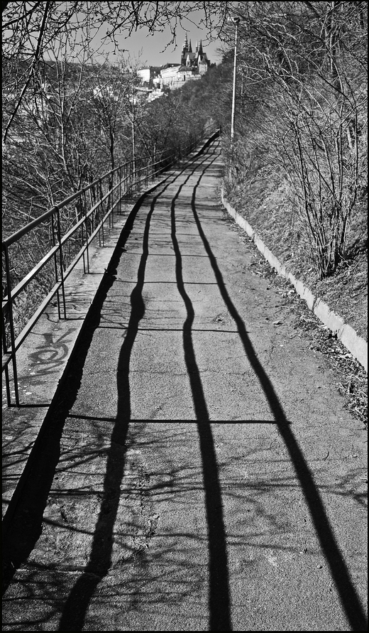 photo "Дорога и Пражский Град" tags: black&white, architecture, Prag Prague Praha